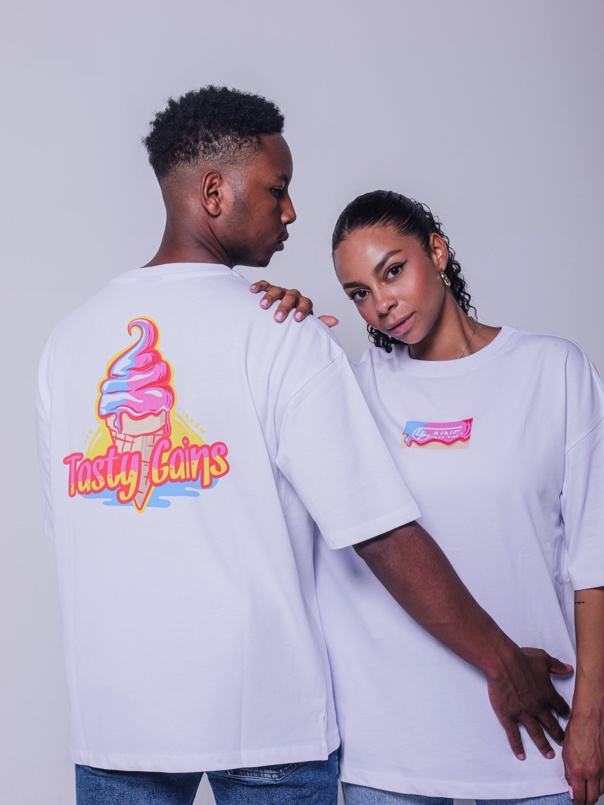 Weißes 4GAINS Ice-Cream T-Shirt mit oversized Schnitt an einem weiblichen und männlichen Model